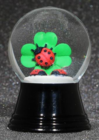 Schneekugel mit Kleeblatt und Glückkäfer Höhe 6,5cm
