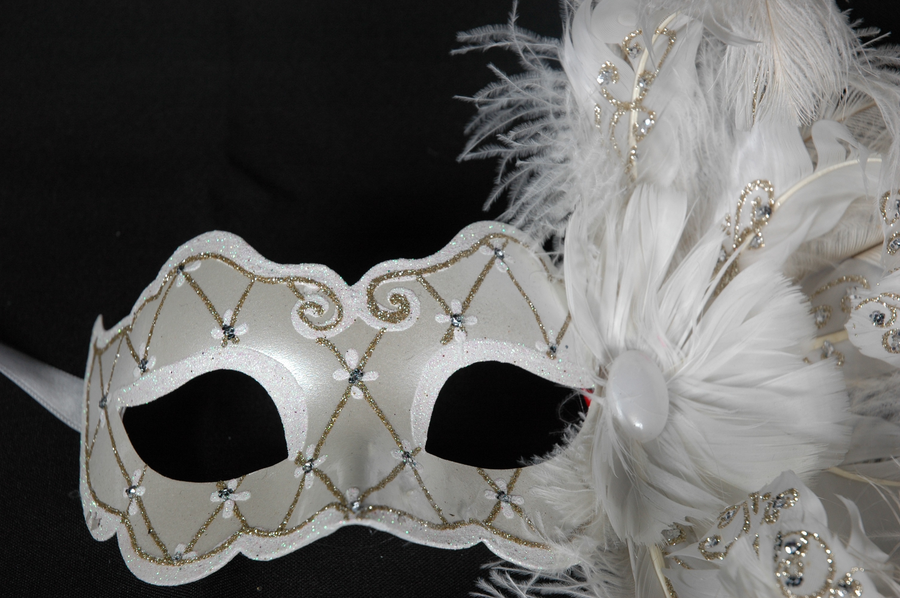 Venezianische Feder Maske Design Modell Saten weiß-silber