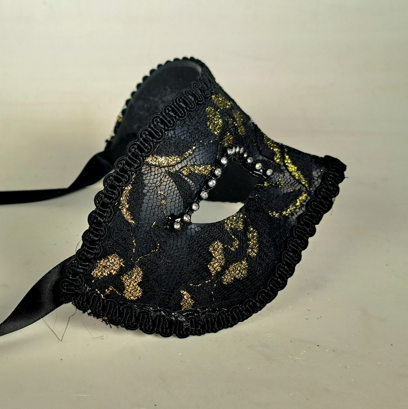 Venezianische Damen Maske Columbine schwarz-goldener Spitze