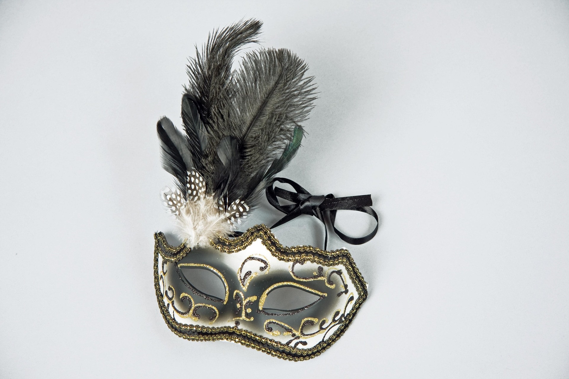 Augenmaske schwarz-goldenes Dekor und Federn