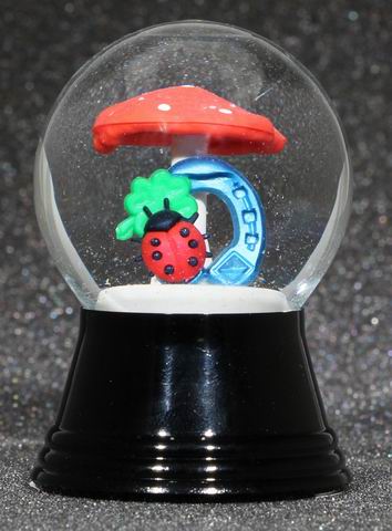 Schneekugel mit Glückbringer Pilz, Hufeisen, Käfer Höhe 6,5cm