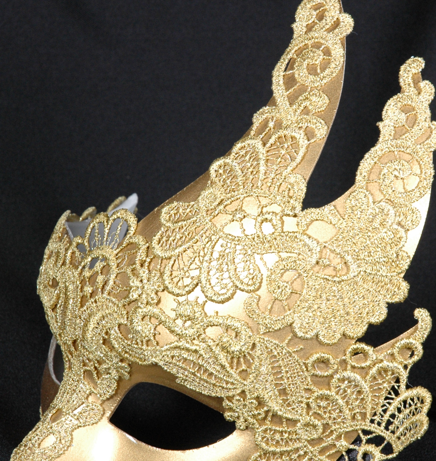 Venezianische Maske  ONDA gold mit Spitzendekor
